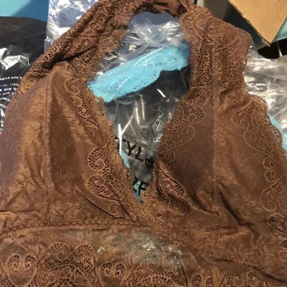 Lace Scalloped Plus Size Halter Bras 2X - Picture 3 of 4